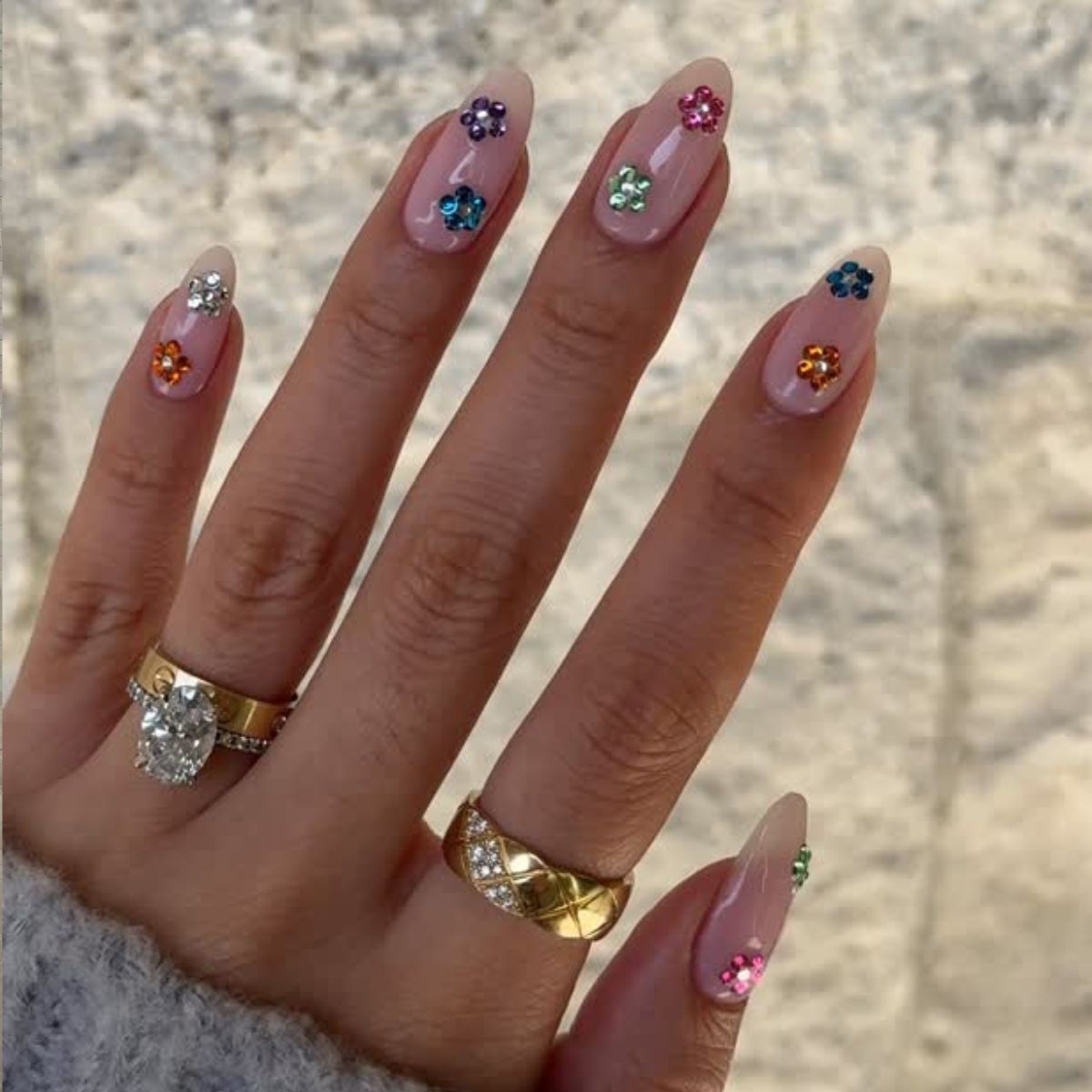 Featured image Hold Your Autumn Bedazzling Manicure Trend